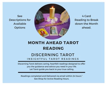 Può includere: Un servizio di lettura dei tarocchi che offre una lettura a quattro carte per predire il mese a venire. L'immagine mostra un panno viola con quattro carte dei tarocchi, una candela accesa e cristalli. Il testo recita "Month Ahead Tarot Reading" e "Discerning Tarot Insightful Tarot Readings".