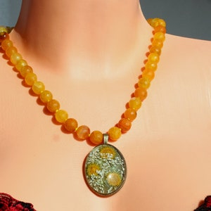 collar de ágata amarilla, collar de piedras preciosas con colgante de terrario, collar soleado imagen 1