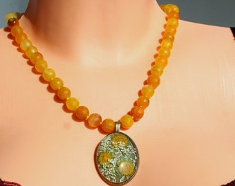 collier d’agate jaune, collier en pierres précieuses avec pendentif en terrarium, collier ensoleillé