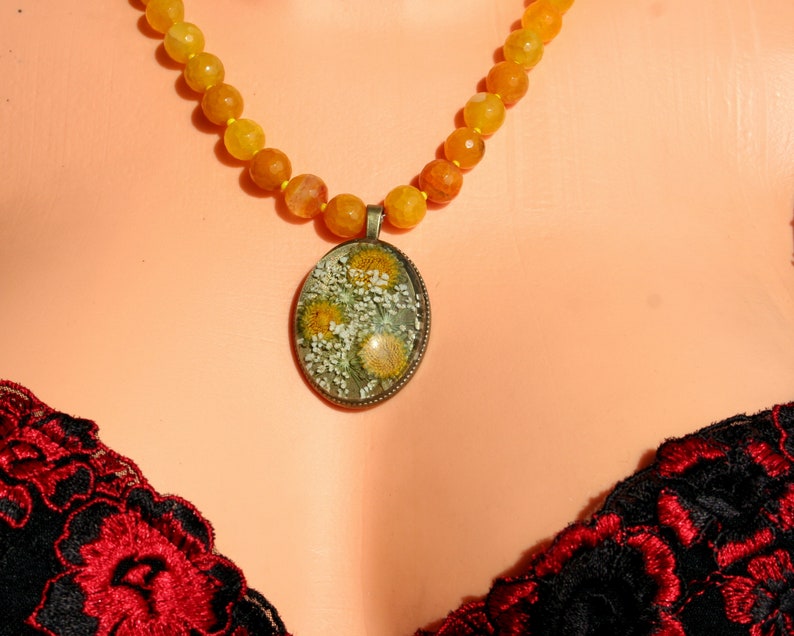 collar de ágata amarilla, collar de piedras preciosas con colgante de terrario, collar soleado imagen 4