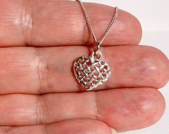 sterling zilveren ketting, kleine opengewerkte harthanger, delicate zilveren ketting, minimalistische ketting, cadeau voor dochter, cadeau voor moeder