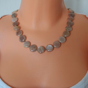 perzik maansteen ketting, natuurlijke edelsteen ketting, juni geboortesteen ketting, statement ketting, elegante ketting voor vrouw, cadeau voor haar afbeelding 7