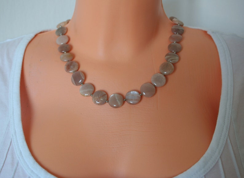 perzik maansteen ketting, natuurlijke edelsteen ketting, juni geboortesteen ketting, statement ketting, elegante ketting voor vrouw, cadeau voor haar afbeelding 7