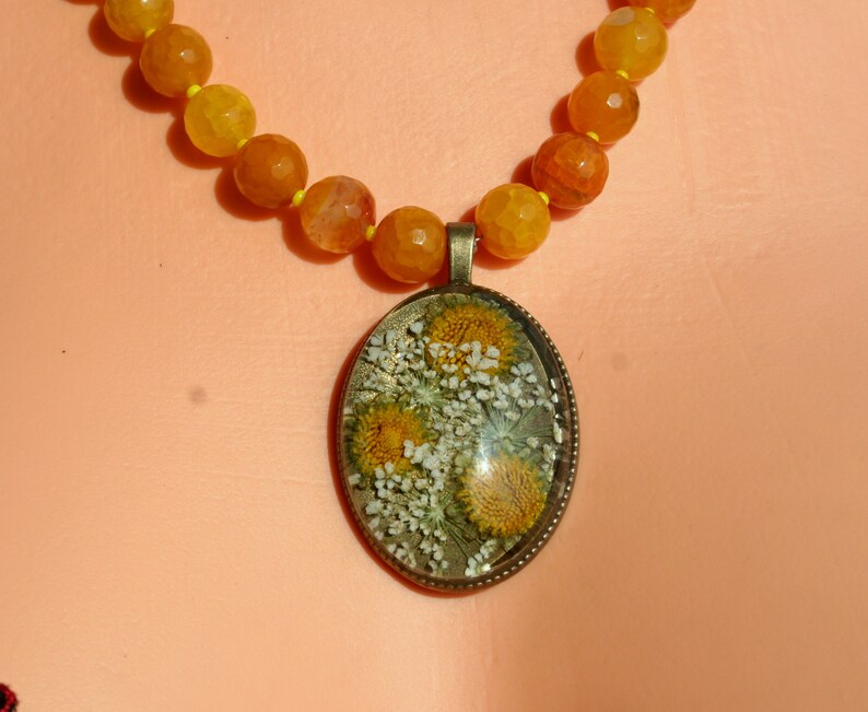 collar de ágata amarilla, collar de piedras preciosas con colgante de terrario, collar soleado imagen 7