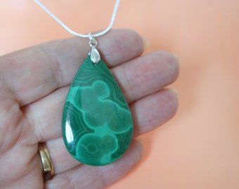 collier en malachite, vrai pendentif en malachite, grand collier en malachite verte, chaîne en argent sterling, beau cadeau pour elle, cadeau pour maman