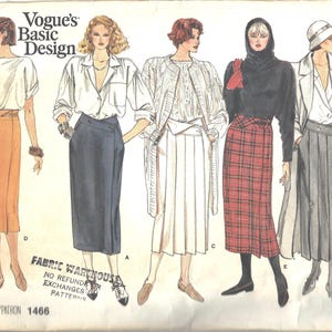 Op de afbeelding: Een vintage Vogue Basic Design naaipatroon met vijf geïllustreerde damesmode-ensembles. De ontwerpen omvatten rokken, blouses en jassen. Het patroonnummer is 1466, met het Fabric Warehouse-logo zichtbaar.
