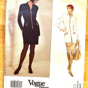 Pode incluir: Padrão de costura Vogue Patterns American Designer com um vestido preto com fecho de correr e uma saia a condizer. O padrão inclui um desenho de um casaco branco com fecho de correr. O número do padrão é 2762.