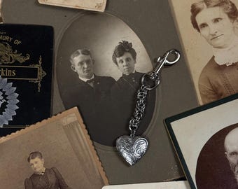 Lover’s Locket Vampire Heart Keychain – Gothic Chainmail Bag Charm, Dark Romance Accessory, Keychain, Gothic Gift for Him / Her Valentines