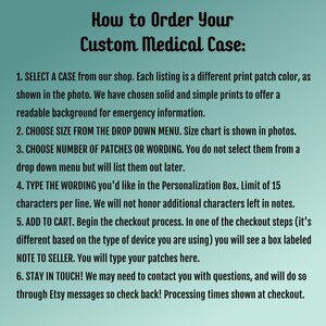 Op de afbeelding: Een groenblauw naar wit verloop met zwarte tekst getiteld How to Order Your Custom Medical Case. De tekst beschrijft zes stappen voor het selecteren van een etui, het kiezen van een maat, het opgeven van patches of tekst en het gebruik van het personalisatievak.