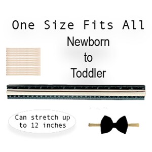 Puede incluir: Un lazo negro sobre una diadema beige, con el texto "One Size Fits All Newborn to Toddler." La imagen tambi&eacute;n incluye una regla y el texto "Puede estirarse hasta 30.5 cm."