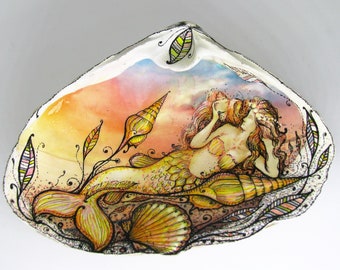 Hand-Painted Seashell Mermaid Art: Coastal Jewelry Holder