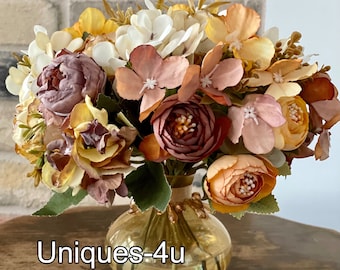 Petite Floral Bouquet with silk flowers. Table arrangement. Glass vase. Water