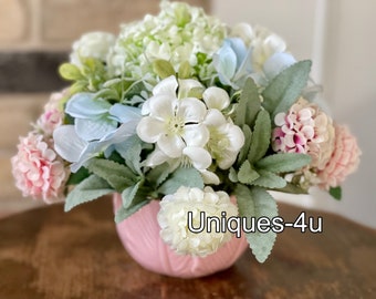 Petite floral arrangement in pastel colors