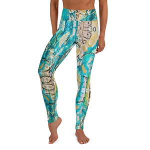 Puede incluir: Leggings de yoga de cintura alta con un estampado abstracto colorido en tonos turquesa, azul y dorado. Las leggings tienen un ajuste ceñido y están diseñadas para la comodidad y la flexibilidad.