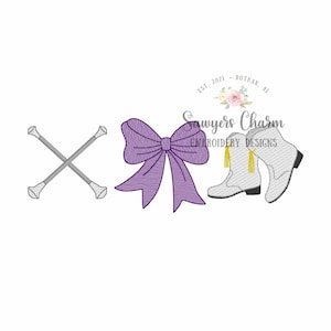 Puede incluir: Un lazo morado, dos botas blancas con borlas doradas y dos bastones de majorette plateados cruzados. El texto "Sawyers Charm Embroidery Designs" está debajo del lazo y las botas. El texto "Est. 2021 Dothan, AL" está encima del lazo y las botas.