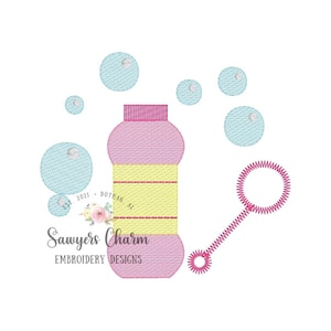 Puede incluir: Una botella de solución de burbujas rosa y amarilla con una tapa roja y una varita de burbujas rosa. Hay burbujas azules flotando alrededor de la botella.