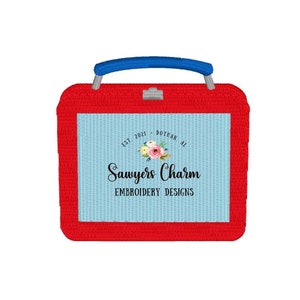 Könnte beinhalten: Rote und blaue Vintage-Lunchbox mit einem weißen und blauen Etikett, auf dem "Est. 2021 - Dothan, AL Sawyers Charm Embroidery Designs" steht.