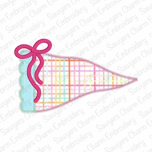 May include: An embroidered pennant design with a colourful plaid pattern. It features a pink bow and ribbon, a light blue scalloped edge, and a zipper-like border. This pennant is likely for crafting or decorative purposes.