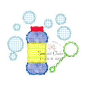 Puede incluir: Una botella de burbujas azul y amarilla con una tapa roja y una varita de burbujas verde. La botella está decorada con un patrón a cuadros. La imagen incluye el texto "Sawyers Charm Embroidery Designs".