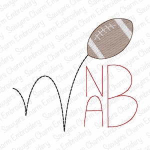 以下が含まれることがあります： 黒と白のステッチ模様のフットボールが、黒い弧の下を飛んでいる刺繍デザイン。フットボールの下に赤い文字「NAB」が刺繍されている。