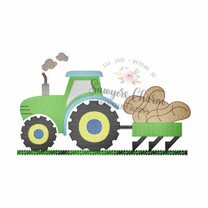 Könnte beinhalten: Ein grüner Traktor mit blauem Dach und schwarzen Rädern zieht einen grünen Anhänger, der mit braunem Heu gefüllt ist. Der Traktor hat einen Schornstein mit zwei Rauchwolken. Der Text "Sawyers Charm" ist sichtbar.