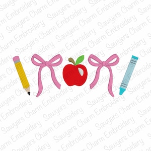 Op de afbeelding: Een geborduurd ontwerp met schoolmotieven. Het bevat een gele potlood, twee roze strikken, een rode appel met een groen blad en een blauwe kleurpotlood. Geschikt voor knutselen of educatieve doeleinden.