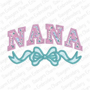 Op de afbeelding: Een roze en wit geborduurd ontwerp met het woord "NANA" in roze letters met een witte omtrek. Onder het woord zit een tealblauwe strik met een wit en blauw geruit patroon.