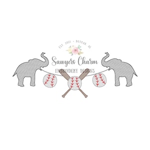 Op de afbeelding: Geborduurd ontwerp met twee grijze olifanten die honkbalknuppels vasthouden met rode honkballen die aan de knuppels hangen. De tekst "Sawyers Charm Embroidery Designs" staat in het midden van het ontwerp. De tekst "Est. 2021 - Dothan, AL" staat boven de olifanten.