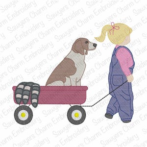 Può includere: Design ricamato con un bambino che tira un carretto rosso con un cane all'interno. Il cane è marrone e bianco, e il bambino indossa una tuta blu e una camicia rosa. Una coperta è nel vagone.