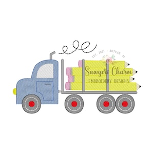 Puede incluir: Ilustración de un camión azul que transporta lápices amarillos con gomas rosas. El camión tiene ruedas negras y rojas, un tubo de escape plateado y un faro amarillo. También es visible el texto "Sawyers Charm Embroidery Designs".