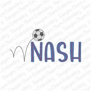 以下が含まれることがあります： 青と赤の刺繍で「NASH」という名前が書かれており、サッカーボールが青と赤の刺繍の線を蹴っています。