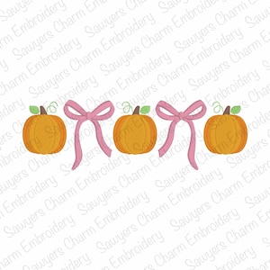 Könnte beinhalten: Gesticktes Design mit drei orangefarbenen Kürbissen mit grünen Blättern und rosa Schleifen. Die Kürbisse sind in einer Reihe angeordnet, mit einer Schleife zwischen jedem Kürbis. Das Design ist wahrscheinlich für den Herbst.