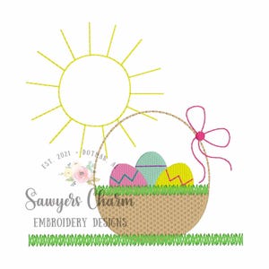 Peut inclure: Un soleil jaune avec un panier d'œufs de Pâques colorés. Le panier est brun avec un nœud rose et repose sur un lit d'herbe verte. Le texte "Sawyers Charm Embroidery Designs" est sous le panier.