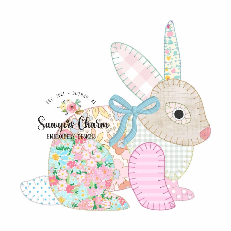 Peut inclure: Un motif de lapin en patchwork avec un n&oelig;ud bleu clair. Le lapin est fait de divers tissus &agrave; motifs, notamment des motifs floraux, vichy et &agrave; pois. Le texte "Sawyers Charm Embroidery Designs" est &eacute;galement visible.