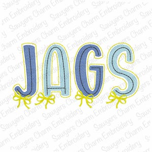 Puede incluir: Diseño bordado que deletrea "JAGS" en azul y azul claro con lazos amarillos. Las letras tienen una textura similar a la del denim y están delineadas en amarillo. El diseño es probablemente para ropa o manualidades.