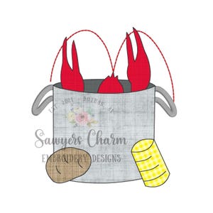 Könnte beinhalten: Digitale Illustration eines Topfes mit Krebsen mit roten Scheren, einer Kartoffel und einem Maiskolben. Der Topf ist grau mit Griffen und dem Text "Sawyers Charm Embroidery Designs". Das Thema ist rustikal.