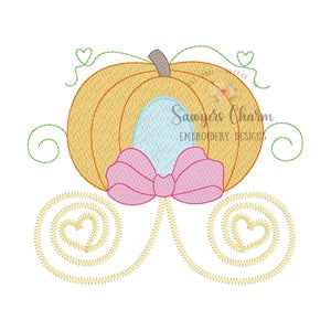 Può includere: Una carrozza a forma di zucca con un fiocco rosa e un interno azzurro chiaro. La carrozza ha ruote dorate con cuori.