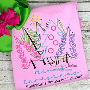 Puede incluir: Camiseta rosa con temática navideña con árboles de Navidad bordados en rosa, verde y morado. El diseño incluye una estrella amarilla y las palabras "Merry Christmas" en escritura azul. Un lazo verde y rosa está en la esquina superior izquierda.