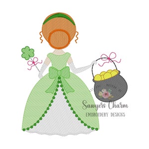 Puede incluir: Diseño bordado de una niña con un vestido verde que sostiene una olla de oro y un trébol. El diseño es perfecto para el Día de San Patricio.