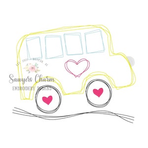 Pode incluir: Um ônibus escolar amarelo com três janelas e corações nas rodas. O ônibus está dirigindo em uma estrada preta.