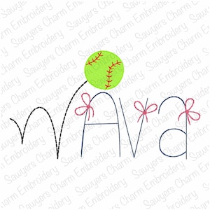 以下が含まれることがあります： 黒と白の刺繍で「Ava」という名前がデザインされ、両側にピンクのリボンが付けられています。緑と白のソフトボールが名前の上にあり、黒いアーチの上に置かれています。