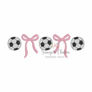 Puede incluir: Un diseño de bordado con tres balones de fútbol con paneles en blanco y negro, intercalados con tres lazos rosas. También está presente el texto "Sawyers Charm Embroidery Designs". El diseño está sobre un fondo blanco.