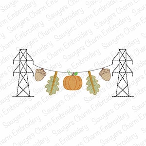 Può includere: Un ricamo con due tralicci dell'alta tensione collegati da una ghirlanda di decorazioni autunnali. La ghirlanda contiene una zucca, due ghiande e due foglie di quercia. Il design utilizza tonalità arancioni, verdi e marroni.