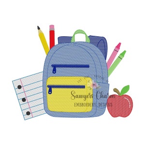 Pode incluir: Uma mochila azul com um bolso amarelo, uma maçã vermelha, uma folha de papel pautado, um lápis amarelo, um lápis vermelho, um giz de cera rosa e um giz de cera verde.