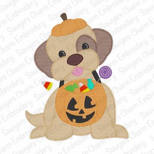 Puede incluir: Un dise&ntilde;o bordado de Halloween con un perro marr&oacute;n claro que lleva un sombrero de calabaza y lleva un cubo de jack-o'-lantern lleno de caramelos. Un chupete morado se sostiene en su boca. El perro tiene orejas marrones y una lengua rosa.