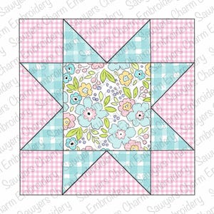 Könnte beinhalten: Ein quadratischer Quiltblock mit einem Sternmuster. Er zeigt hellblaues und rosa Vichystoff und eine florale Mitte in Blau, Rosa, Gelb und Grün. Der Block ist ein Patchwork-Design, ideal für Quiltprojekte.