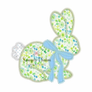 Peut inclure: Un motif de lapin fantaisiste avec un motif floral dans les tons de vert, de bleu et de blanc. Le lapin a un nœud bleu clair et est souligné d'une couture décorative. Le texte "Sawyers Charm Embroidery Designs" est visible.