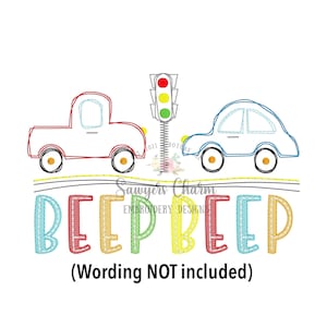 Puede incluir: Un diseño de bordado colorido de dos coches de dibujos animados, un camión rojo y un coche azul, conduciendo por una carretera con un semáforo. El texto "BEEP PREP" está debajo de los coches en colores arcoíris. El texto "(Wording NOT included)" está debajo de la palabra "PREP".