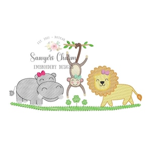 Può includere: Un ricamo raffigurante un ippopotamo sorridente, una scimmia appesa a un ramo e un leone, tutti su una base erbosa. La scimmia e il leone indossano fiocchi. Il testo "Sawyers Charm Embroidery Designs" è in alto.