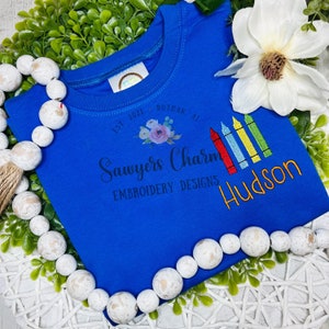 新学期のクレヨンミニフィルマシン刺繍デザインファイル、学生、モノグラムのクイックステッチ、カラークレヨン、アートクラスに最適